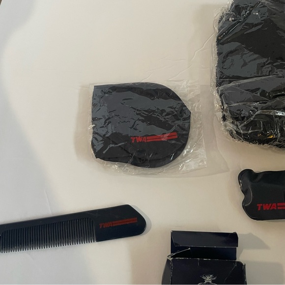 TWA Vintage Travel Kit with accessories - Picture 6 of 6